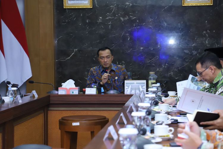 Kementerian Pendayagunaan Aparatur Negara dan Reformasi Birokrasi (PANRB) memaparkan progres penataan kelembagaan KMP hingga SAKP kepada Menteri Sekretaris Negara Prasetyo Hadi, di Jakarta, Jumat (22/11/2024).