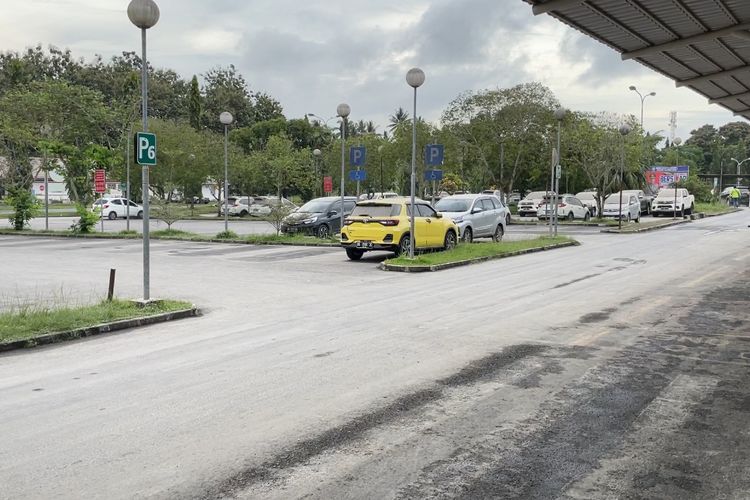 Erupsi Gunung Ruang berdampak hujan abu vulkanik yang mengguyur Bandara Internasioal Sam Ratulangi, Manado, Selasa (30/4/2024). Pantauan Kompas.com, Selasa pukul 15.17 Wita, jalan dan parkiran memutih. Abu vulkanik cukup tebal.
