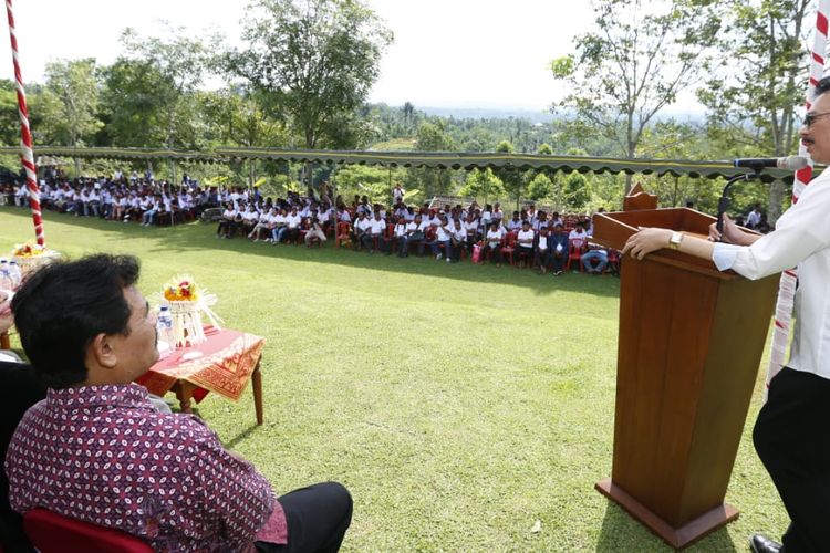 Sekretaris Jenderal Kementerian Pertanian, Syukur Iwantoro, saat menyapa 453 pewakilan Gabungan Kelompok Tani yang hadir pada Pencanangan Gerakan Petani Milenial Provinsi Bali di Bagus Agro Pelaga, Kabupaten Badung-Bali, Selasa (12/3/2019).