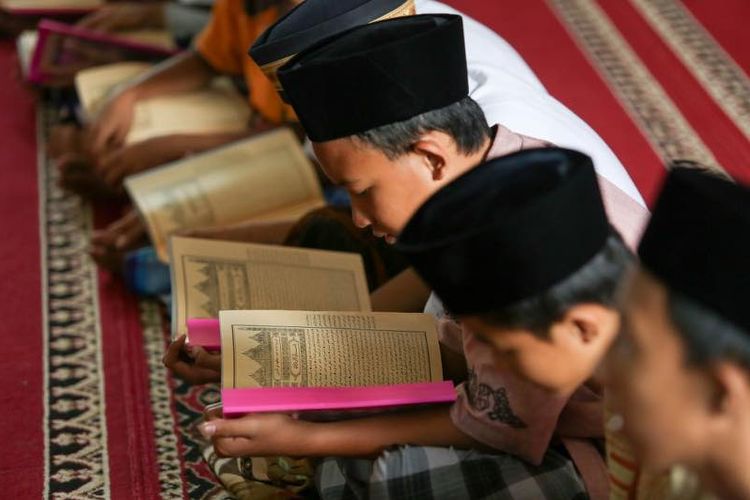 Peserta didik madrasah tengah belajar kitab kuning