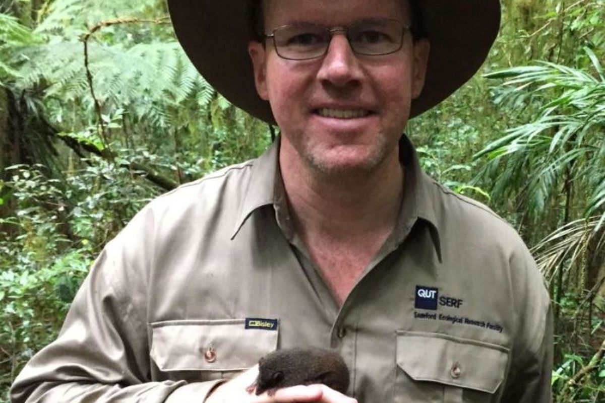 Dr Andrew Baker memegang seekor antechinus betina saat perjalanan riset di Quensland tengah.
