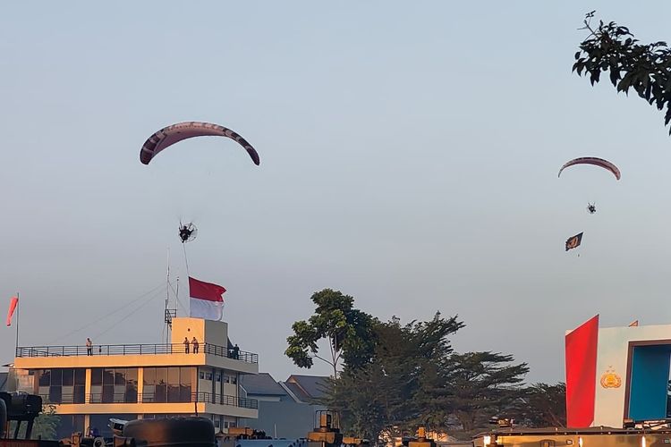 Sejumlah Paramotor Hiasi Langit Satlat Brimob Cikeas Jelang Puncak Hari Bhayangkara Ke-80