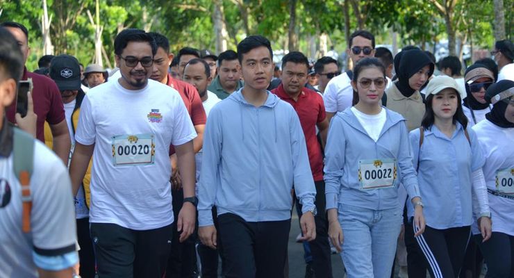 Gibran Jalan Sehat di Kalsel, Ditemani Mentan Amran Sulaiman dan Diteriaki "Dua, Dua, Dua"