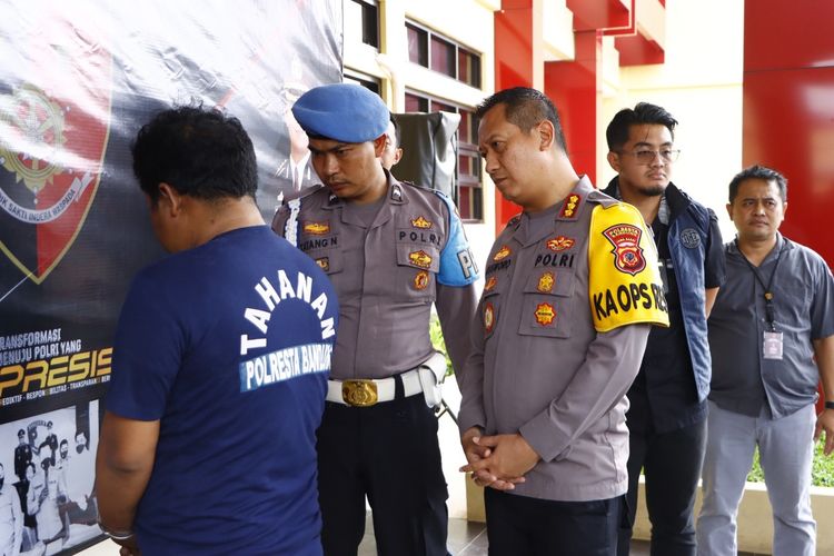 UW Alias Kempeng (39) salah satu pelaku pengeroyokan anggota polisi di Kabupaten Bandung beberapa waktu lalu diamankan oleh jajara Satreskrim Polresta Bandung. Pelaku sempat melarikan diri ke Cianjur setelah melakukan aksinya pada Rabu lalu