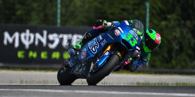 Pebalap Italia dari Italtrans Racing Team, Enea Bastianini berlaga di Moto 2 Czech Grand Prix di sirkuit Masaryk di Brno pada 9 Agustus 2020.