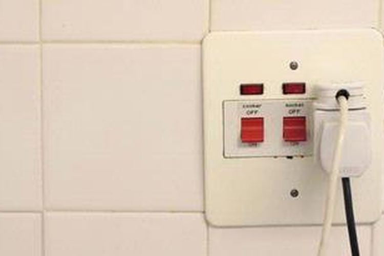 Tentukan peletakan masing-masing home appliances untuk menempatkan stop kontak home appliances yang dibuat built in dengan kitchen set. Tempatkan 3-4 stop kontak di bagian sudut dapur untuk portable home appliances. 