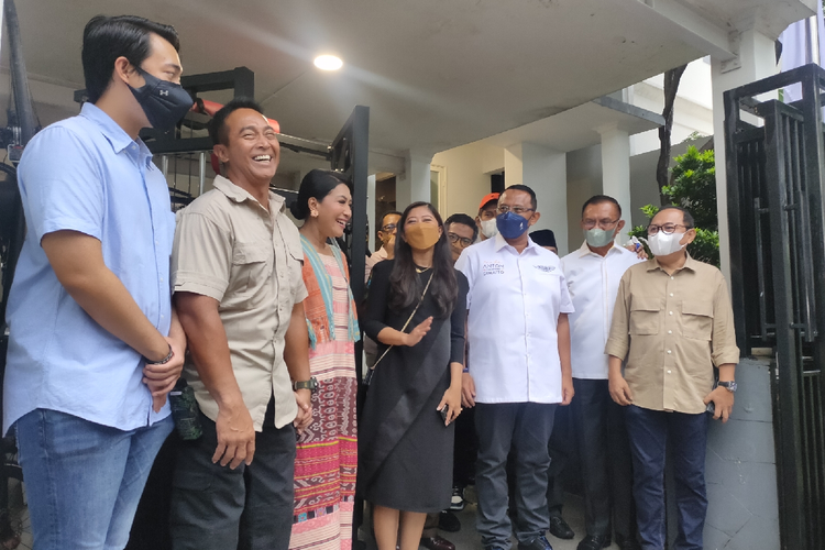 Sejumlah perwakilan Komisi I DPR tiba di kediaman Calon Panglima TNI Jenderal Andika Perkasa di kawasan Senayan Residence, Jakarta, Minggu (7/11/2021) sore.