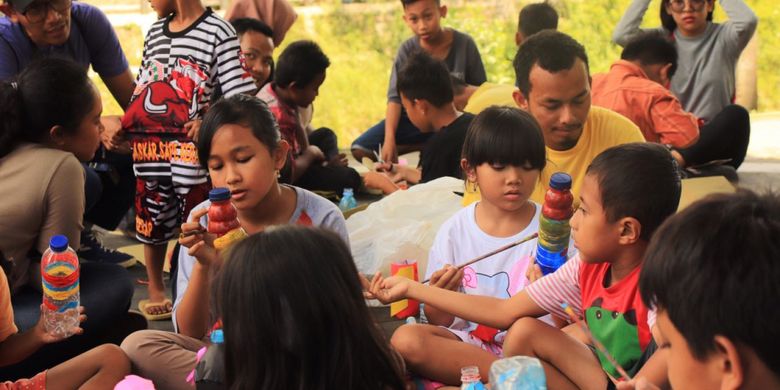 Perjalanan yang digelar sejak 22 Desember 2017 sampai 26 Desember 2017 itu dilakukan sembari melakukan bakti sosial berupa donasi buku dan belajar bersama anak-anak di kawasan Ngemplak, Desa Sinduadi, Sleman, Yogyakarta. Bonusnya, para wisatawan bisa menikmati beraram destinasi indah yang mengesankan di Yogyakarta dan sekitarnya.