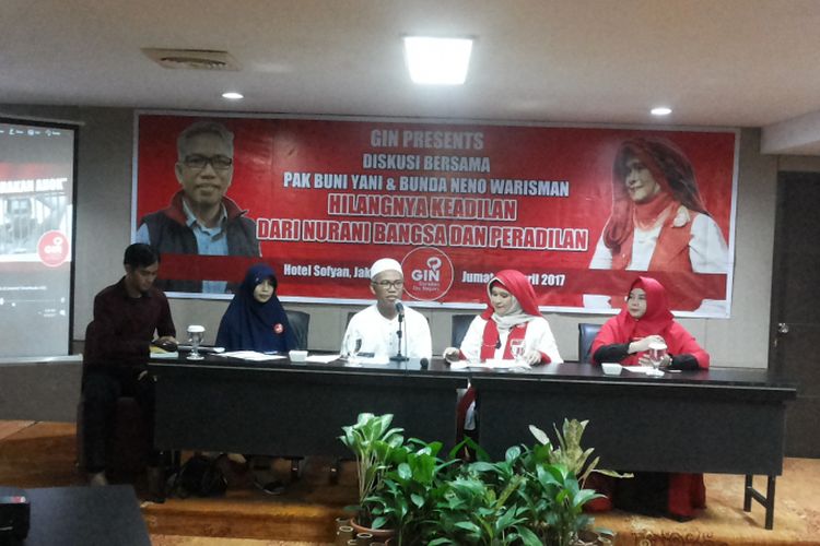  Tersangka kasus dugaan pencemaran nama baik dan penghasutan terkait SARA, Buni Yani (peci putih) dalam sebuah jumpa pers yang digelar di kawasan Cikini, Menteng, Jakarta Pusat, Jumat (28/4/2017).