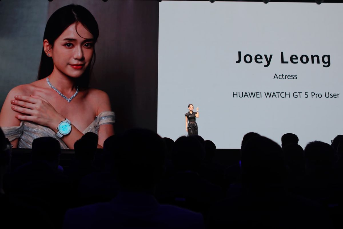 Joey Leong, artis Malaysia yang juga pengguna Huawei Watch GT 5 Pro, tampil membagikan pengalamannya menggunakan smartwatch terbaru pabrikan asal China tersebut, di ajang peluncuran produk inovatif Huawei, di Kuala Lumpur Convention Center, Kuala Lumpur, Malaysia, Kamis (26/9/2024).
 