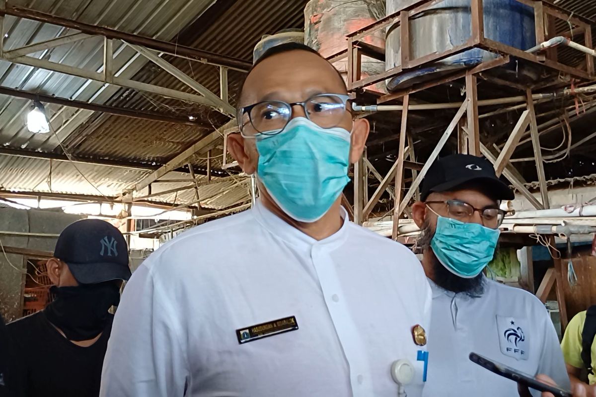 Kepala Suku Dinas Ketahanan Pangan, Kelautan dan Pertanian (KPKP) Jakarta Selatan, Hasudungan A Sidabalok, di Pasar Kebayoran Lama, Jakarta Selatan, Jumat (28/2/2025).