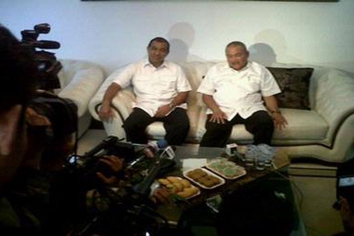 Alex Noerdin dan Nono Sampono memberikan keterangan pers di rumah Nono Sampono di kawasan Tanjung Barat, Jakarta Selatan, Rabu (11/7/2012). Pasangan ini mengaku tak habis pikir kenapa kekisruhan data pemilih masih terjadi di Ibukota yang mempunyai sumberdaya manusia terbaik di negeri ini.