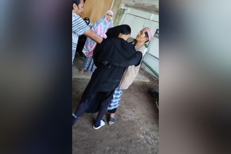 Pria bercadar dan berbaur dengan jemaah wanita berinisial MJ saat diamankan pengurus Masjid Jannatul Firdaus, Kecamatan Manggala, Kota Makassar, Sulsel, pada Minggu (24/3/2024).