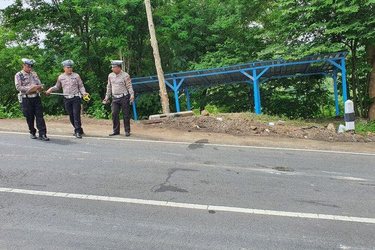 Petugas kepolisian olah TKP lokasi kecelakaan bus pariwisata di jalan Dlingo-Imogiri, Bantul. Jumat (9/2/2024)