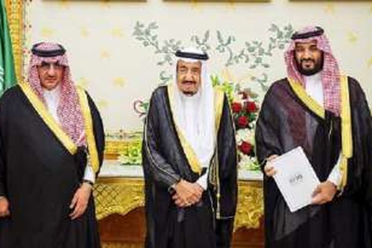 Raja Arab Saudi Salman bin Abdul Aziz diapit Putra Mahkota Mohammed bin Nayef (kiri) dan Wakil Putra Mahkota Pangeran Mohammed bin Salman (kanan) di Riyadh, Arab Saudi, Senin (25/4/2016). 