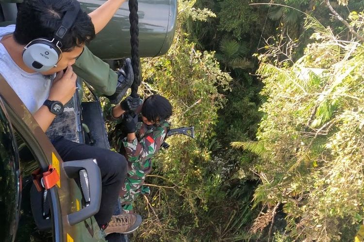 Proses evakuasi prajurit TNI Koopsgabssus yang berhasil menembak mati dua orang kelompok teroris MIT pada Minggu (11/7/2021).