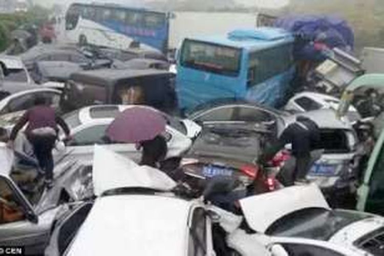 Telah terjadi tabrakan beruntun di China, yang melibatkan 56 kendaraan, yang menyebabkan sedikitnya 17 orang tewas seketika, Senin (21/11/2016). Foto ini ilustrasi tentang kejadian serupa pada 2 April 2016.