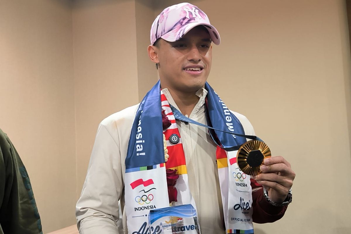 Rus mushuklari ozini korsatmoqda Fishnet tayt va kombinezonlar porno