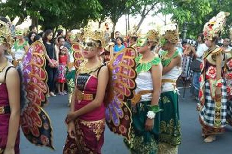 Parade topeng saat pembukaan Denpasar Festival ke-8 
