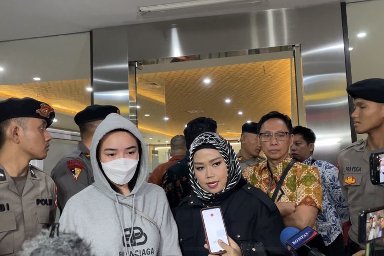 Aktris peran Amanda Manopo menjalani pemeriksaan terkait kasus dugaan promosi judi online. 