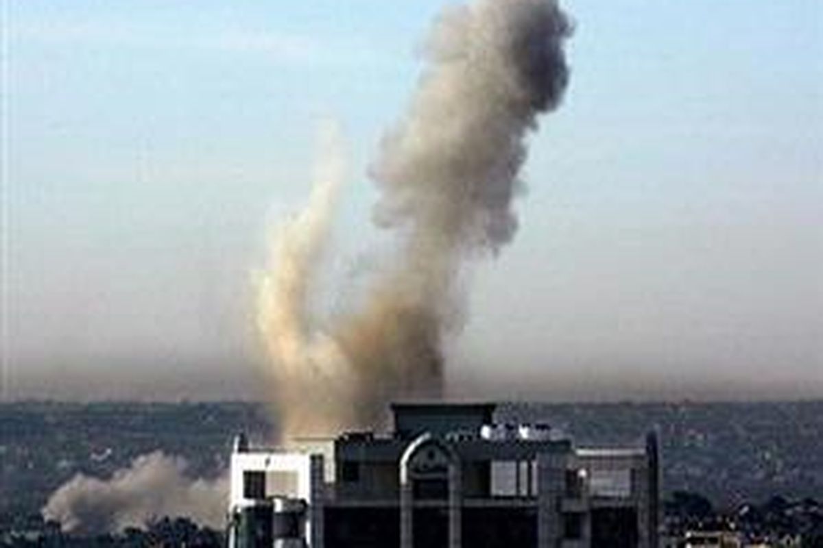 Asap tebal membubung ke angkasa setelah serangan udara Israel disarangkan ke sebuah target di Jalur Gaza pada 14 Januari 2009 