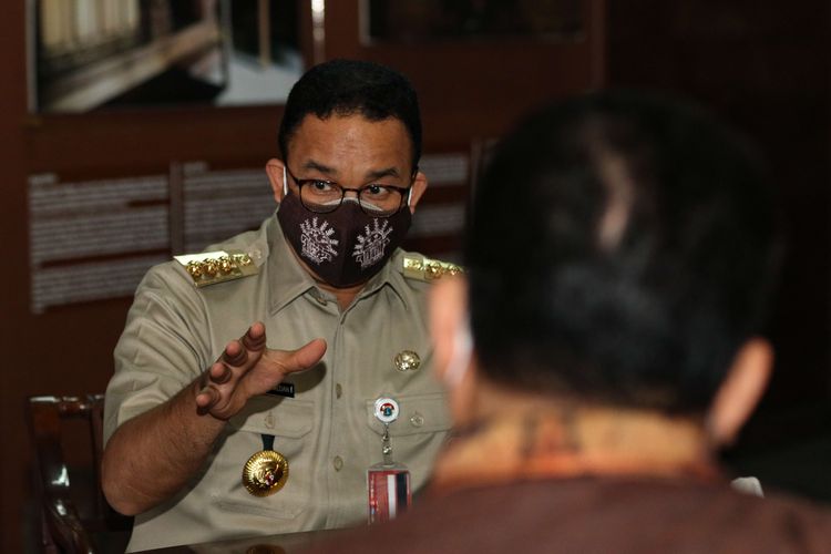 Gubernur DKI Jakarta, Anies Baswedan tiba di Sentra Vaksinasi Covid-19 KG di Bentara Budaya Jakarta, Palmerah Selatan, Jakarta Pusat, Senin (28/6/2021). Vaksinasi kerjasama Dewan Pers dan Kompas Gramedia ini bertepatan dengan HUT ke-56 Harian  Kompas. Target peserta vaksinasi sebanyak 10.000 pekerja media.