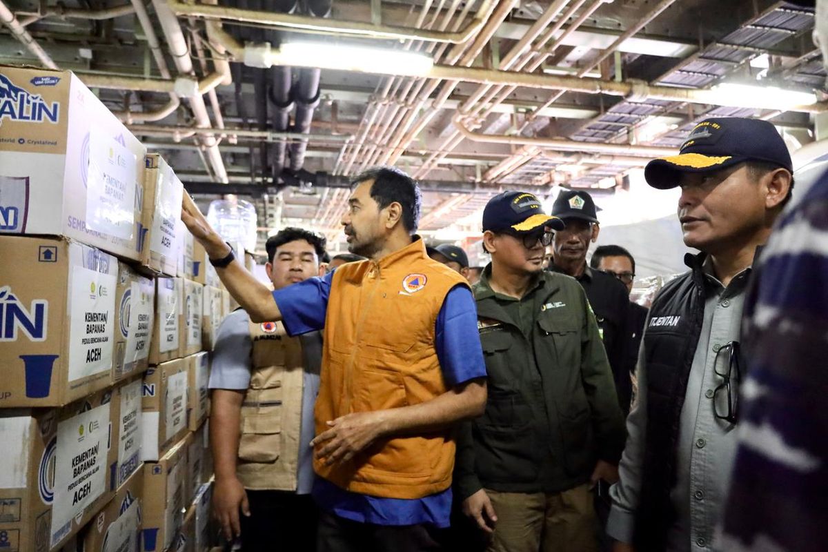 Gubernur Aceh Muzakir Manaf atau Mualem saat meninjau bantuan tahap kedua  dari Kementan-Bapanas, Kamis (18/12/2025).