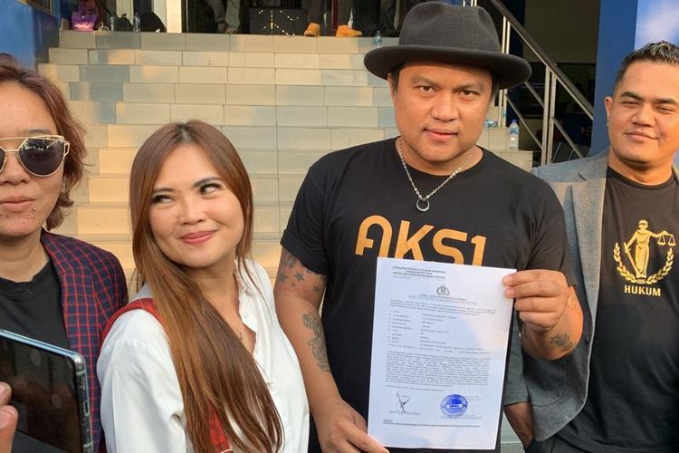 Drummer Posan Tobing melaporkan tiga personel KotaK, yaitu Tantri, Cella, dan Chua KotaK atas kasus dugaan pelanggaran hak cipta di SPKT Polda Metro Jaya pada Rabu (6/9/2023). 