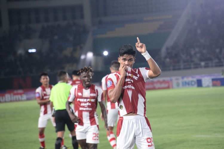 Penyerang Persis Solo, Ramadhan Sananta, melakukan selebrasi usai menjebol gawang Persib Bandung. Laga Persis Solo vs Persib Bandung pada pekan ketujuh Liga 1 2023-2024 tersebut digelar di Stadion Manahan, Solo, pada Selasa (8/8/2023) malam WIB. Artikel ini berisi hasil Persis vs PSIS dan pekan ke-12 Liga 1 2023-2024, Sabtu (16/9/2023).