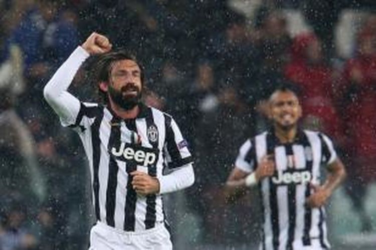 Gelandang Juventus, Andrea Pirlo (kiri), saat merayakan golnya ke gawang Olympiakos pada pertandingan keempat Grup A Liga Champions di Juventus Stadium, Selasa (4/11/2014) dini hari WIB. 