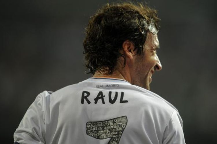 Reaksi Raul Gonzalez ketika tampil di event trofi Santiago Bernabeu antara Real Madrid vs Al-Sadd SC di Santiago Bernabeu, Kamis (22/8/2013.