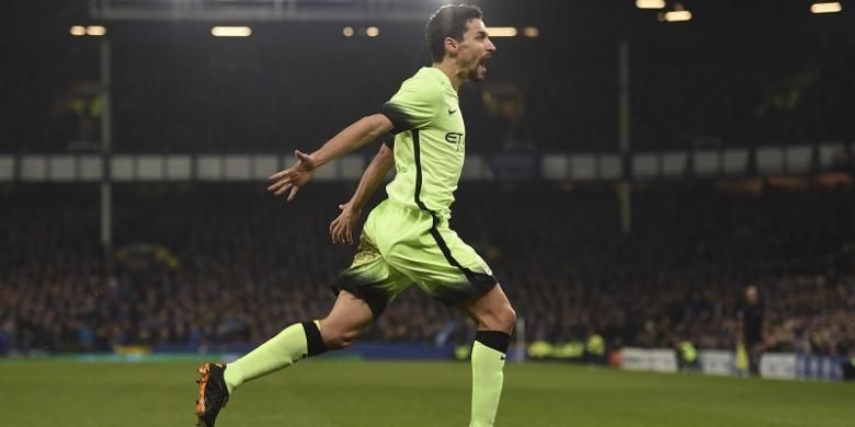 Gelandang Manchester City, Jesus Navas, melakukan selebrasi usai mencetak gol ke gawang Everton pada semifinal pertama Piala Liga Inggris di Stadion Goodison Park, 6 Januari 2016.