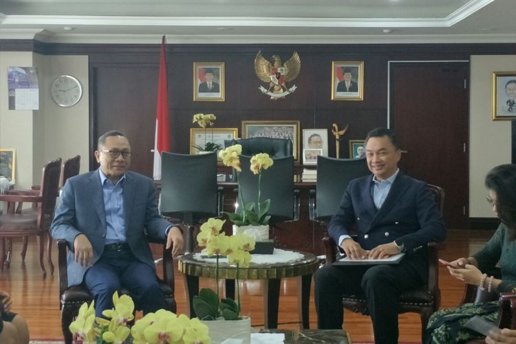 Ketua MPR Zulkifli dan mantan Wakil Menteri Luar Negeri Dino Patti Djalal membahas visi Indonesia 2045 di Kompleks Parlemen, Selasa (11/2/2019). 