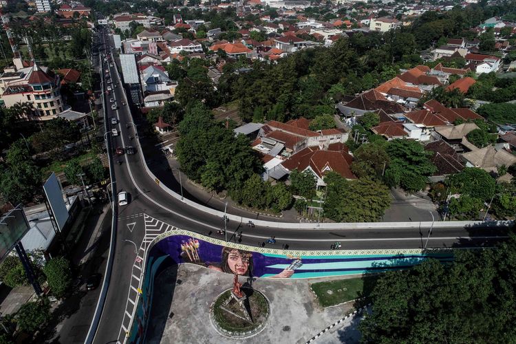 Mural di dinding jembatan layang Manahan dari udara di Solo, Jawa Tengah, Jumat (24/5/2019). Mural tokoh figur Pandawa Lima seperti Yusdistira, Bima, Arjuna, Nakula dan Sadewa menghiasi dinding sepanjang 2500 meter. Fly over Manahan Solo dirancang sepanjang 600 meter dan lebar 9 meter.