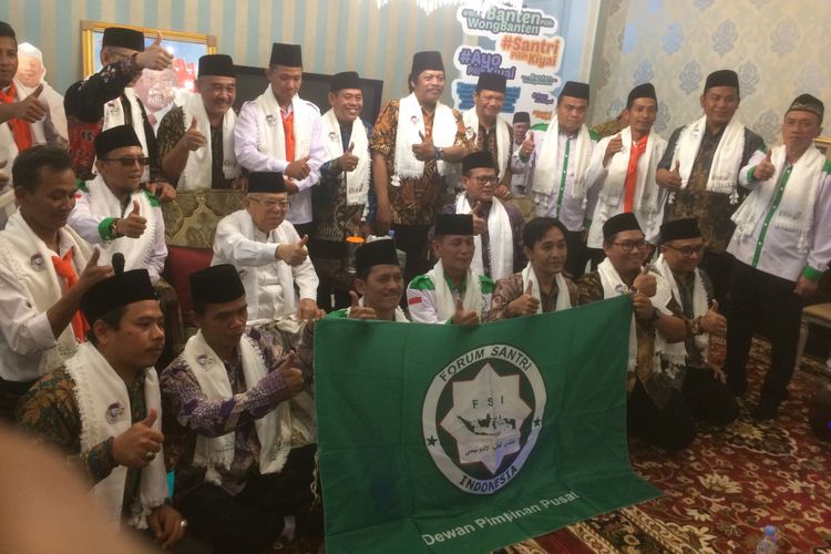 Forum Santri Indonesia (FSI) melakukan silahturahim dengan Calon Wakil Presiden nomor urut 01 KH Maruf Amin, di kediamannya Jalan Situbondo, Menteng, Jakarta, Sabtu (8/12/2018).