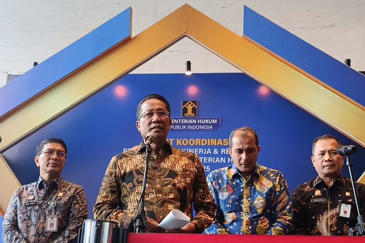 Menteri Hukum Supratman Andi Agtas dalam konferensi pers penutupan rapat koordinasi Kemenkum, Jakarta, Kamis (18/12/2025).