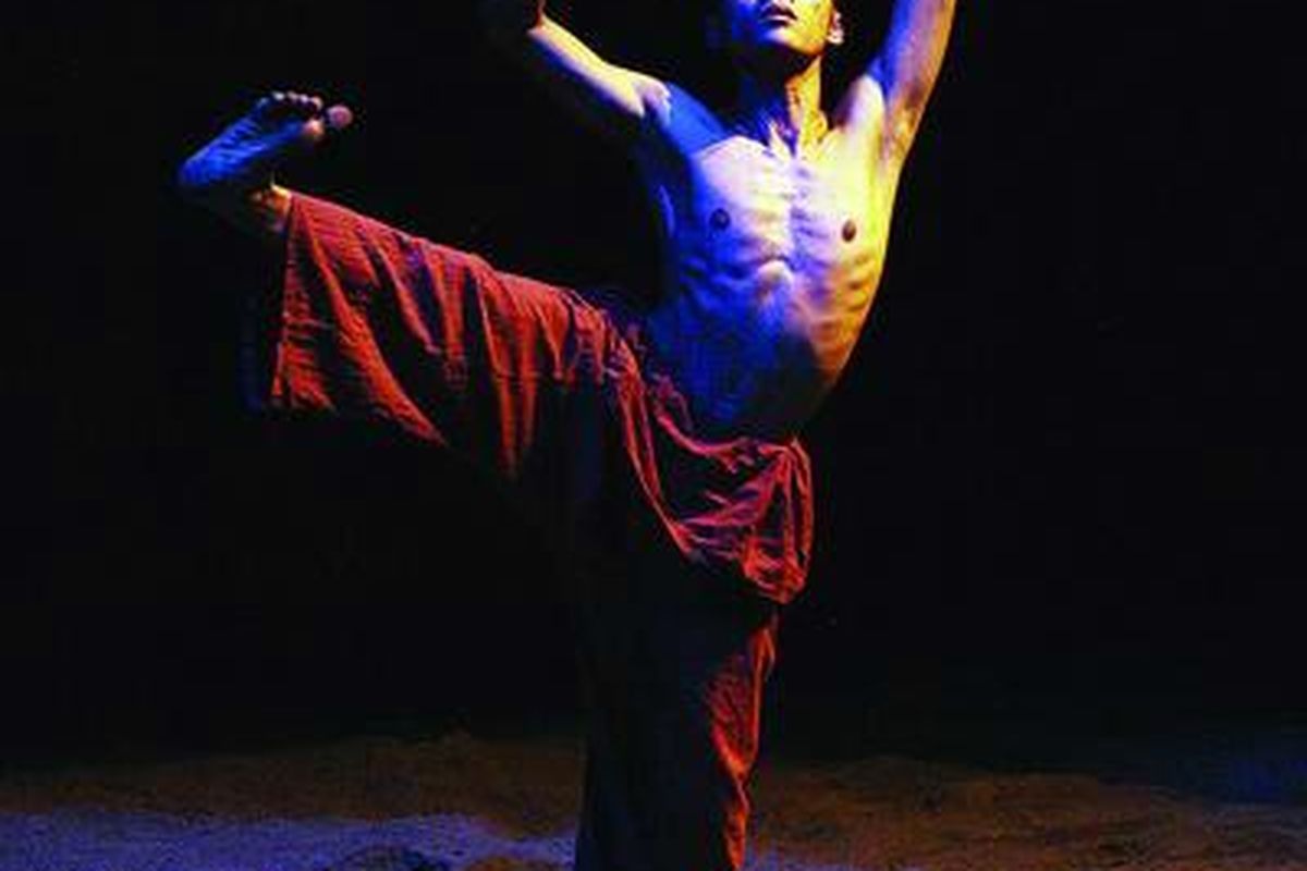 Danang Pamungkas membawakan tari karyanya sendiri, Song of Body di Teater Salihara, Pasar Minggu, Jakarta Selatan, 2-3 Februari 2009