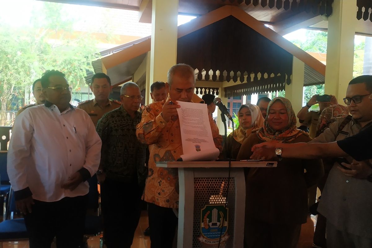 Wali Kota Bekasi Rahmat Effendi (tengah) beserta jajaran dalam konferensi pers mengenai penangguhan program Kartu Sehat berbasis Nomor Induk Kependudukan (KS-NIK), Senin (9/12/2019).