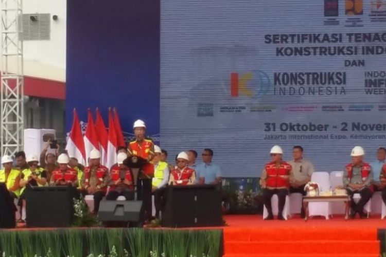 Presiden Joko Widodo dalam penyerahan sertifikat kompetensi kepada pekerja konstruksi se-Indonesia di JIExpo Kemayoran, Jakarta, Rabu (31/10/2018).