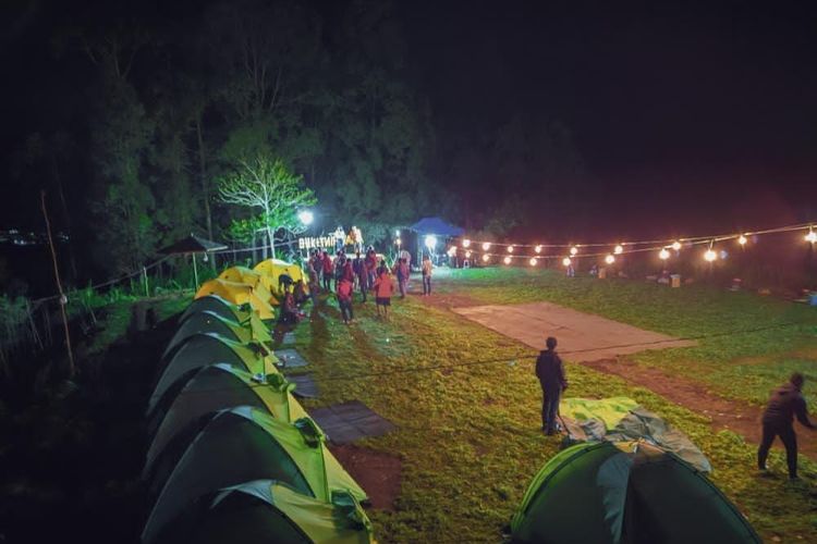 Suasana malam hari di Bukit Nirwana, Kabupaten Malang, Jawa Timur.