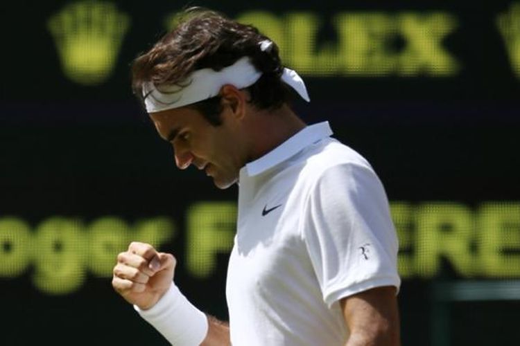 Petenis Swiss, Roger Federer, bereaksi setelah meraih poin saat menghadapi petenis Kroasia, Marin Cilic, pada laga babak perempat final All England di London, Rabu (6/7/2016).