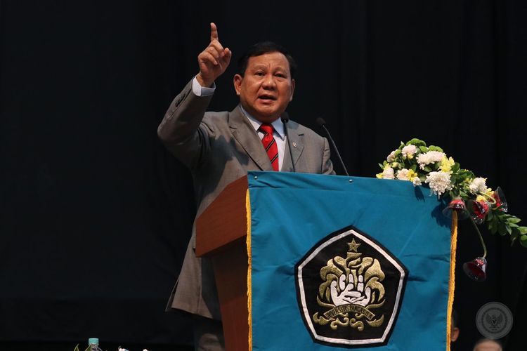 Menteri Pertahanan (Menhan) Prabowo Subianto memberikan orasi ilmiah di depan para wisudawan Universitas Pancasila, Jakarta, Selasa (7/6/2022).