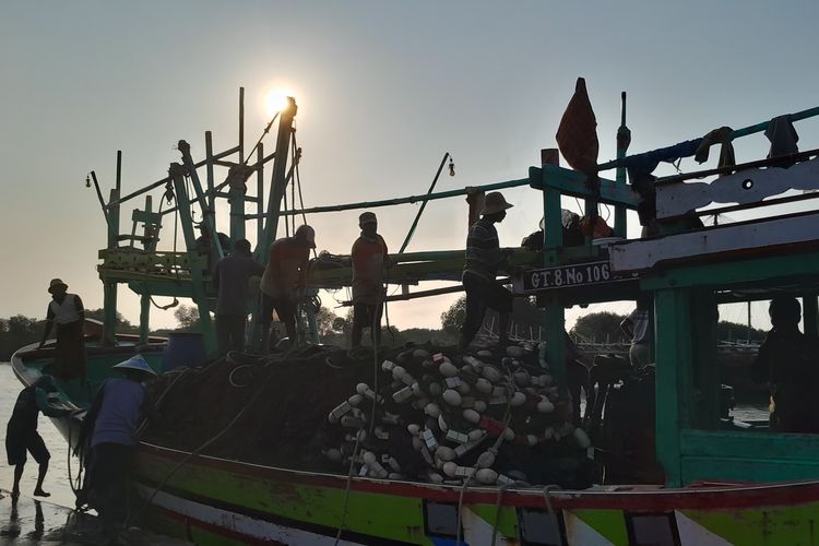 Perahu nelayan berlabuh di TPI Morodemak, Kabupaten Demak. (KOMPAS.COM/NUR ZAIDI) 