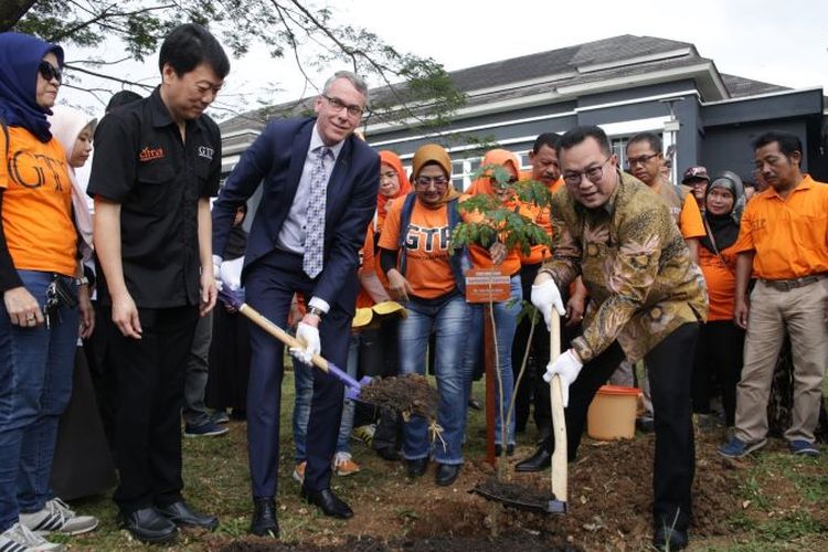 Rektor IPB Prof. Dr. Arif Satria bersama dengan Wakil Menteri Pertanian, Alam, dan Kualitas Pangan Belanda Jan-Kees Goet, menanam pohon bersama di kawasan kampus Institut Pertanian Bogor (IPB) Dramaga, Bogor, Rabu (11/3/2020).