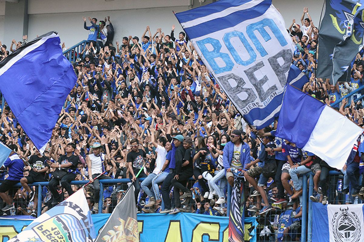 Bobotoh saat mendukung Persib Bandung. 