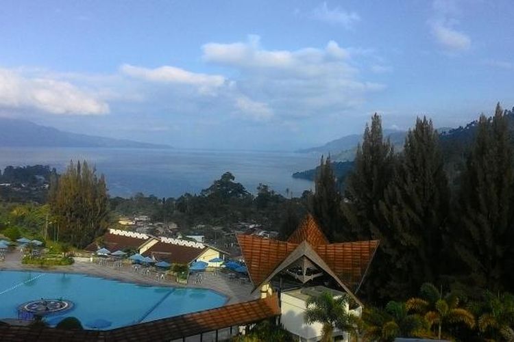 Pemandangan Danau Toba dari Hotel Niagara, Toba, Sumatera Utara, Sabtu (8/1/2016)