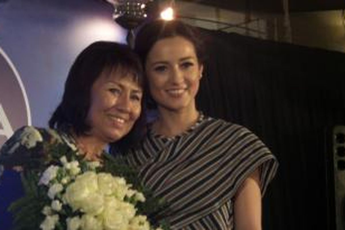 Julie Estelle bersama ibunda pada acara peluncuran Nivea PS I Love You Mom di Bistronomy Jakarta, Selasa (25/11/2014). 