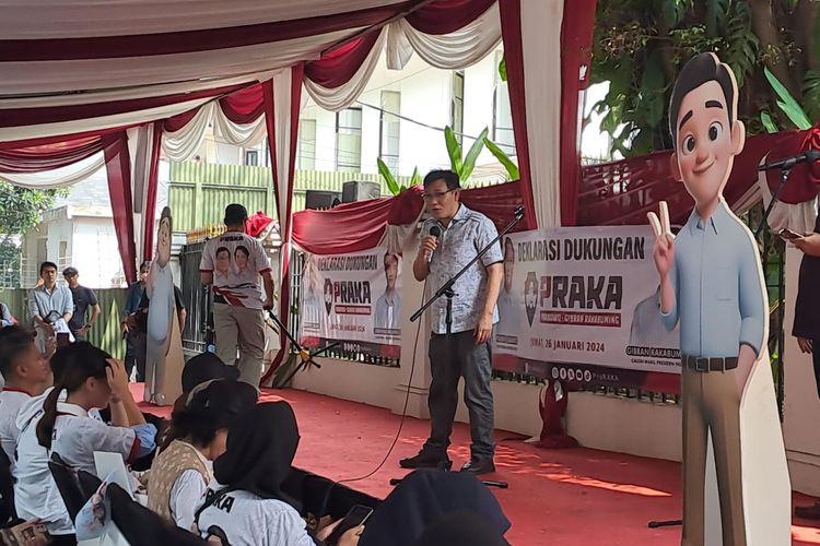 Anggota Dewan Pakar Tim Kampanye Nasional (TKN) Prabowo Subianto-Gibran Rakabuming Raka, Budiman Sudjatmiko saat menerima relawan anak muda di rumah Prabowo, Jakarta Selatan, Jumat (26/1/2024). 