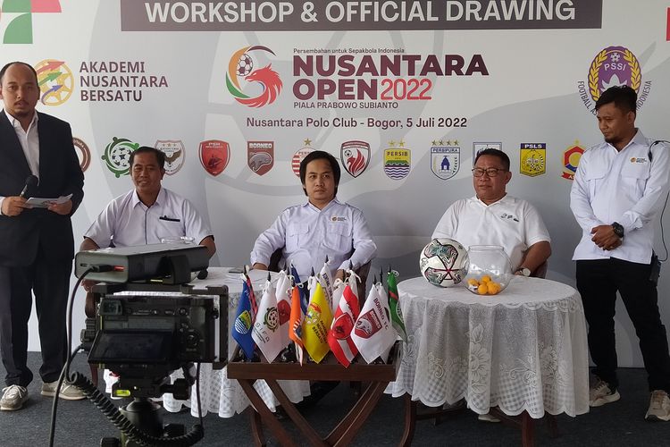 Ketua Pelaksana Nusantara Open Piala Prabowo Subianto 2022 Aji Jaya Bintara (ketiga dari kiri) saat memberikan penjelasan pada Workshop & Official Drawing Nusantara Open Piala Prabowo Subianto 2022, Selasa (5/7/2022), di Nusantara Polo Club, Cibinong, Kabupaten Bogor, Jawa Barat.