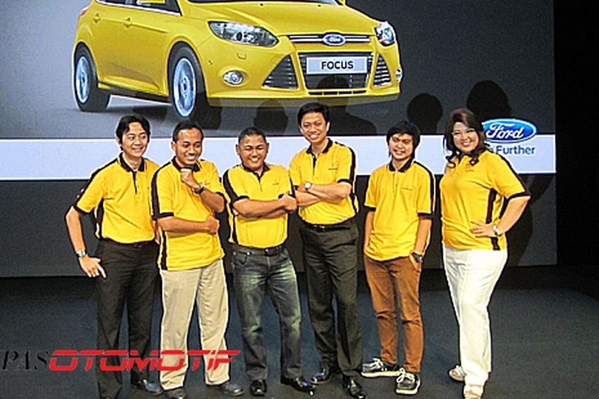 Fachri kedua dari kanan di antara Direksi Ford Motor Indonesia dan kedua finalis